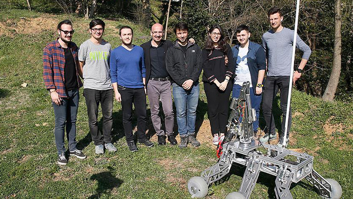 �T� ��rencilerinden 'insans�z kara arac�'