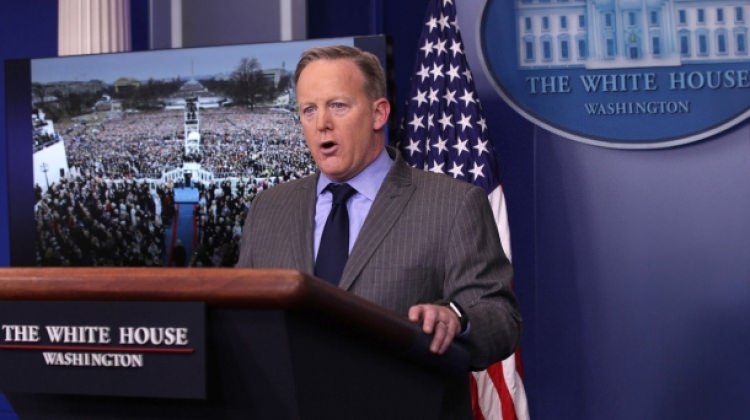 Beyaz Saray do�rulad�! Trump Filistin Devlet Ba�kan� Abbas'� davet etti