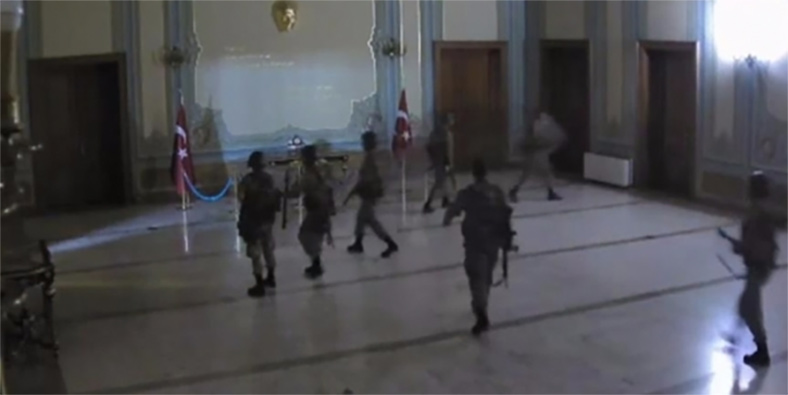 Sivil g�r�n�ml� darbe konvoyu! 