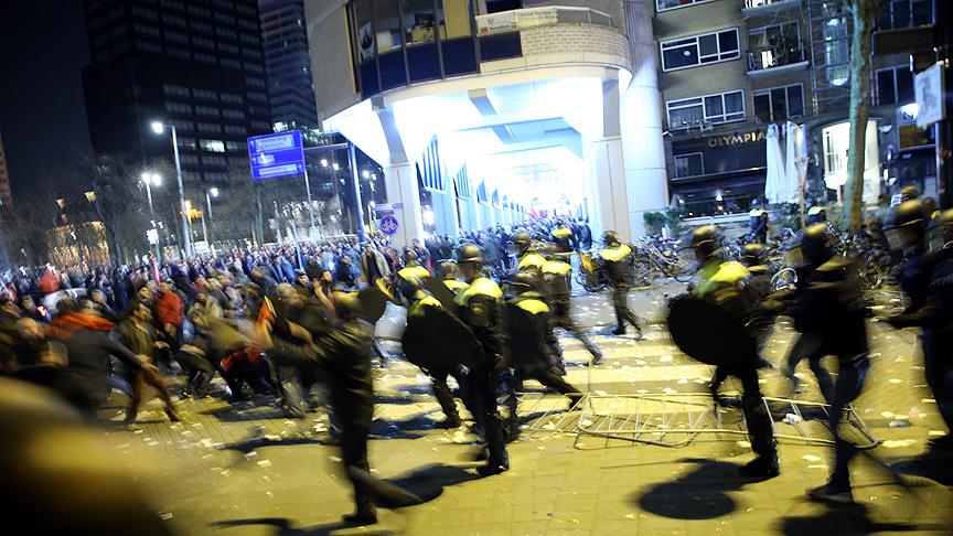 Hollanda'dan�n skandal tavr�na lanet ya�d�