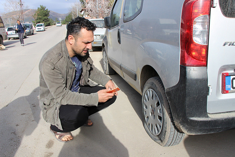 Bir gecede 35 arac�n lastiklerini kestiler