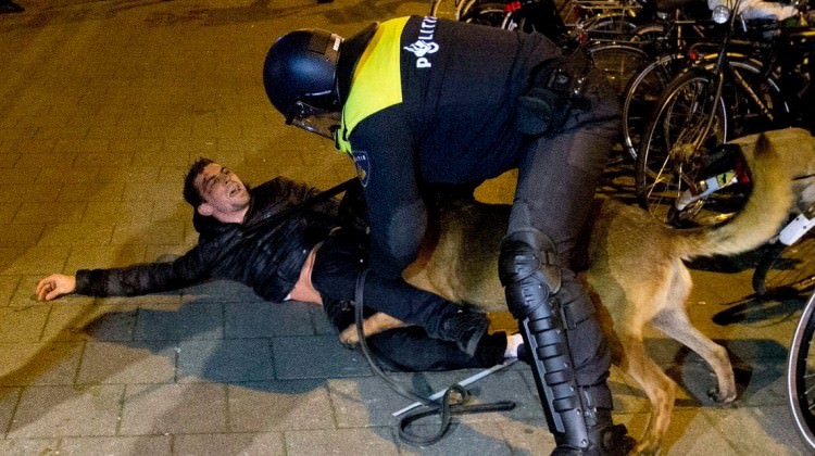 Hollanda polisinin sald�rd��� T�rk, emekli Hollanda askeri ��kt�