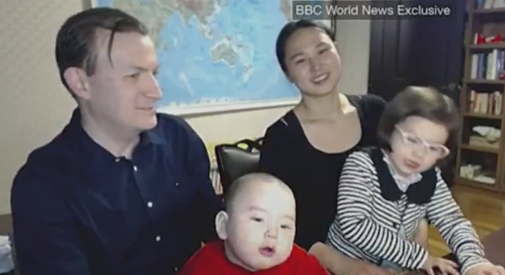 O profes�r ailesiyle kameralar kar��s�nda