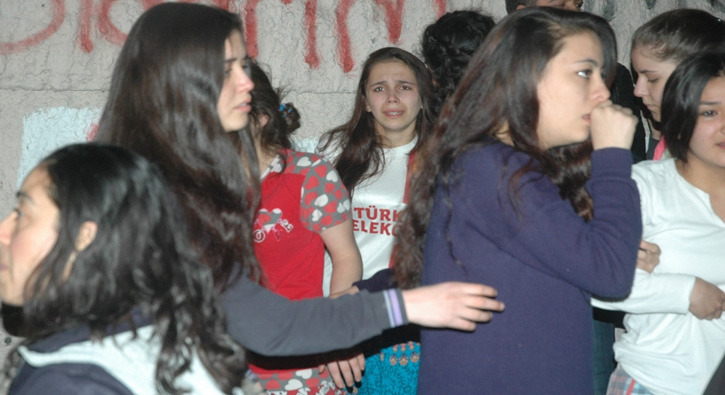 Adana�da k�z yurdunda yang�n pani�i