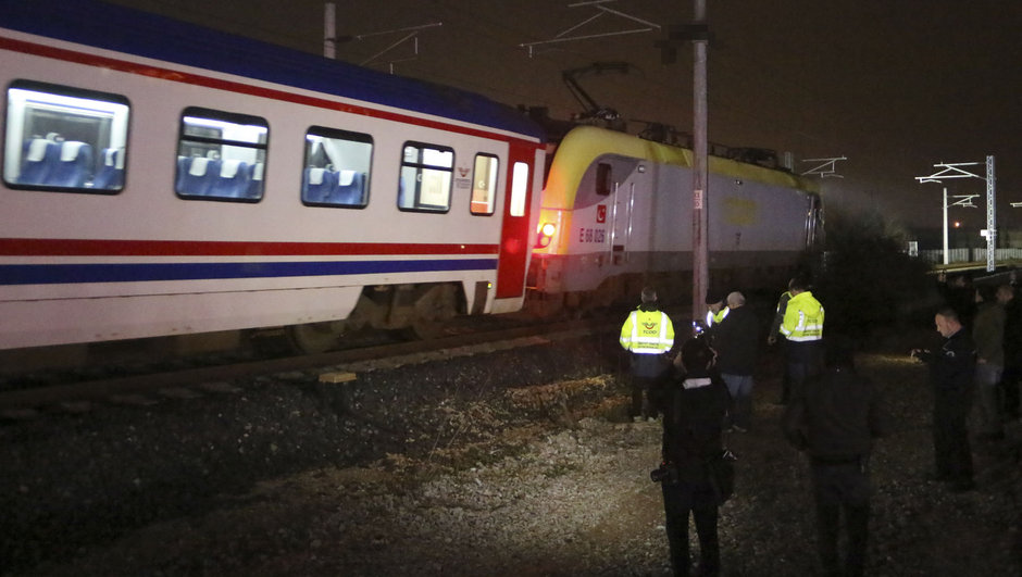 Kocaeli'nde YHT hatt�na ��kan ki�i ak�ma kap�larak �ld�