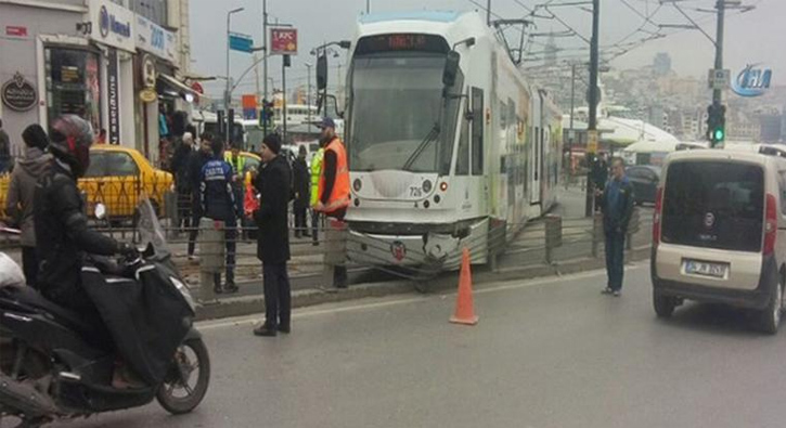 Son Dakika... �stanbul Sirkeci'de tramvay raydan ��kt�