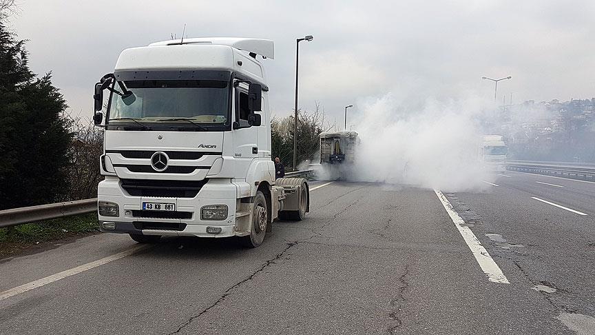 TEM Otoyolu'nda TIR yang�n�