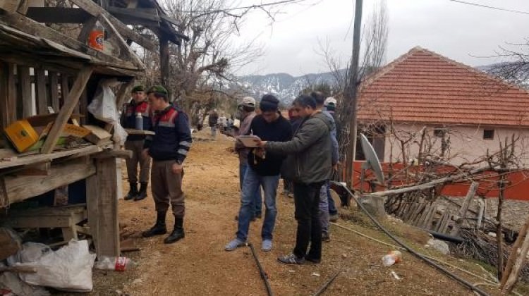 Kumluca'da 8 ev heyelandan y�k�ld�