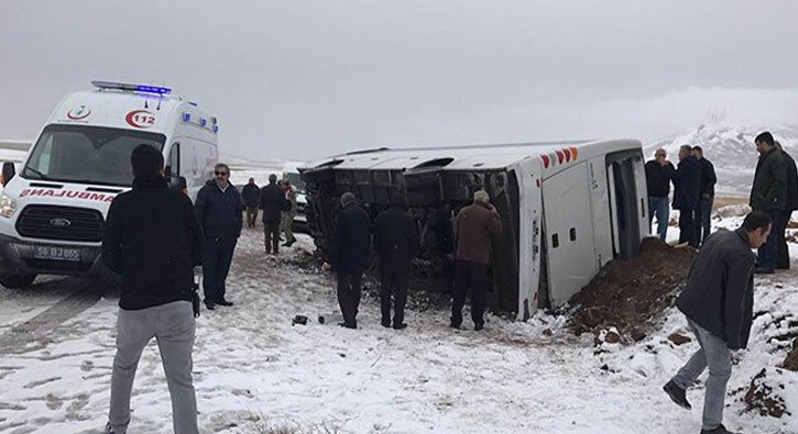 Sivas'ta cenazeden d�nenleri ta��yan midib�s devrildi: 2 �l�, 5 yaral�