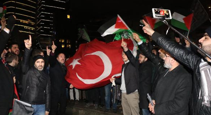 �srail Ba�konsoloslu�u �n�nde ezan protestosu