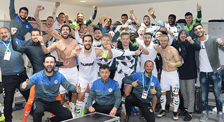 Konyasporlu futbolculardan galibiyet pozu