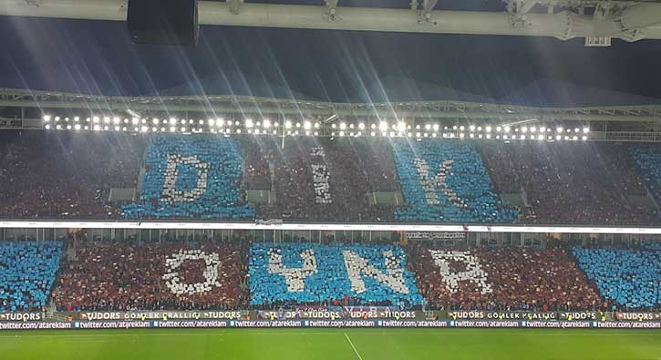 Trabzon'da muhte�em koreografi! 'Dik oyna...'