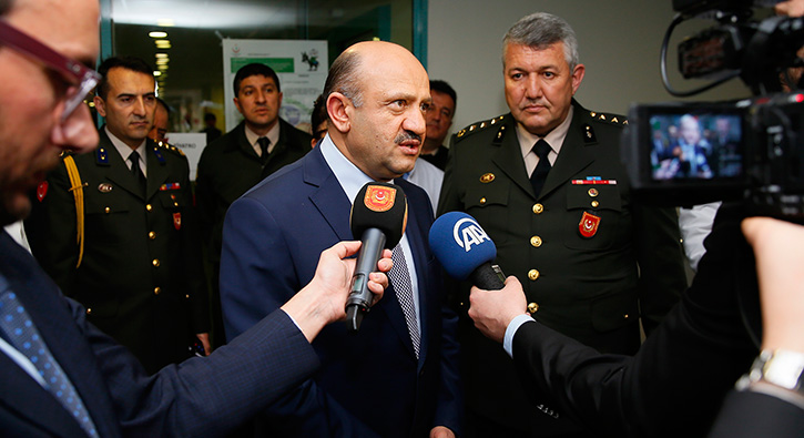 Bakan Ik: Bu darbenin arkasnda acaba Alman istihbarat m var?