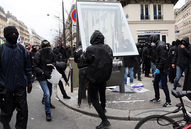 Paris'te polis iddetine kar protesto