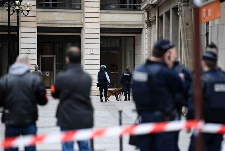 Son dakika: Paris'te mali savclk ofisinde bomba alarm