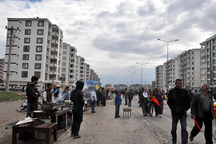 Diyarbakr'da Nevruz alanna bakla girmek isteyen kii etkisiz hale getirildi
