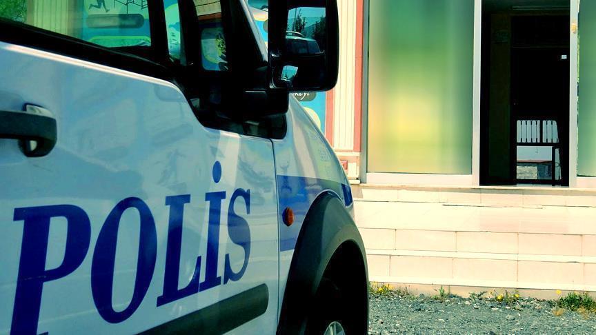 Sahte polisleri, ger�ek polisler yakalad�