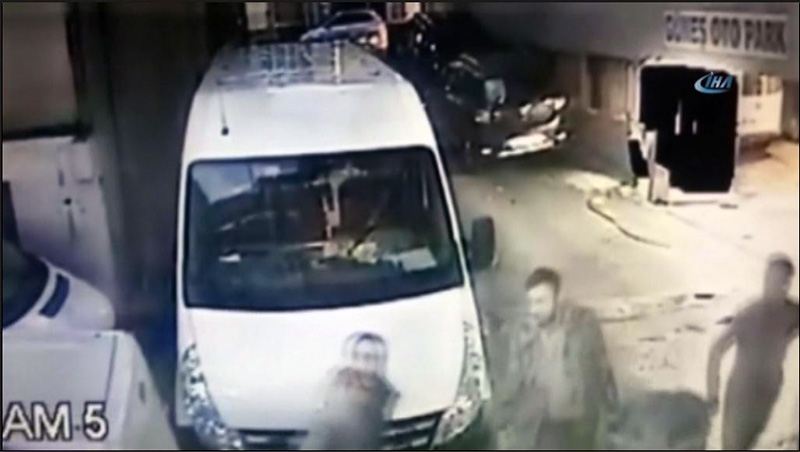 Ka�arken cep telefonunu �ald��� vatanda�a �arpt�