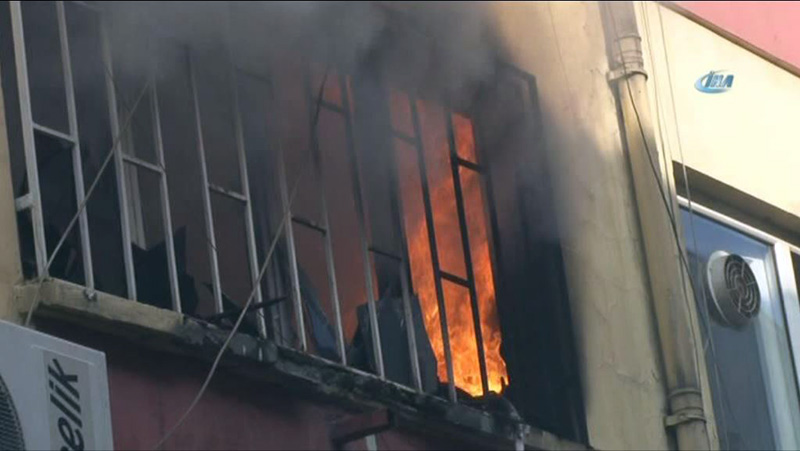 Beyo�lu'nda yang�n pani�i 