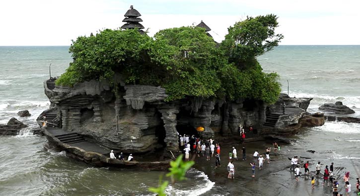 Endonezyal� Hindular �ruh temizli�i� i�in deniz kenarlar�na ak�n etti 