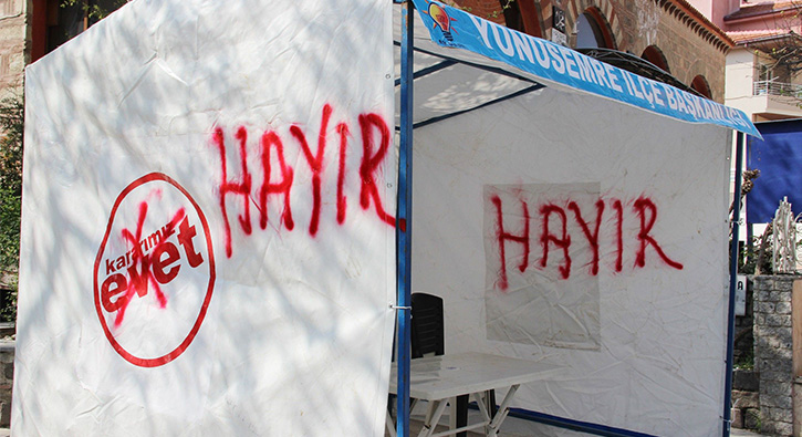Manisa�n�n Yunusemre il�esinde kurulan �evet� stand�na sprey boyayla �hay�r� yazd�lar