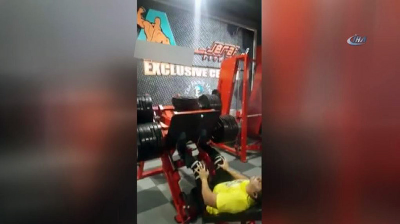 Kas yapay�m derken bacaklar�n� k�rd�