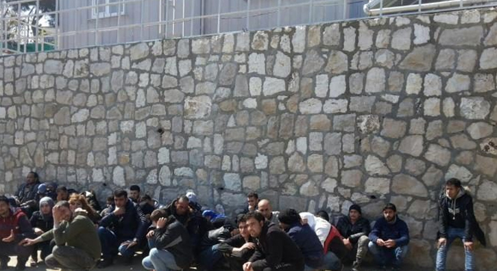Karaburun'da 57 Suriyeli kaak yakaland