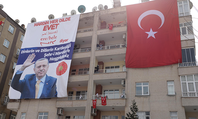 Cumhurbakan Erdoan, Mardin'de 4 dilde pankartla karland