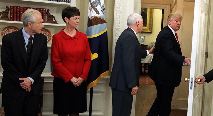 Trump, kameralar kar��s�nda oday� terk etti