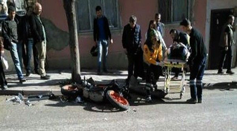 Motosikletle arpan otomobilin srcs olay yerinden byle kat