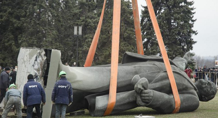 Ukrayna Lenin heykellerini sat�yor