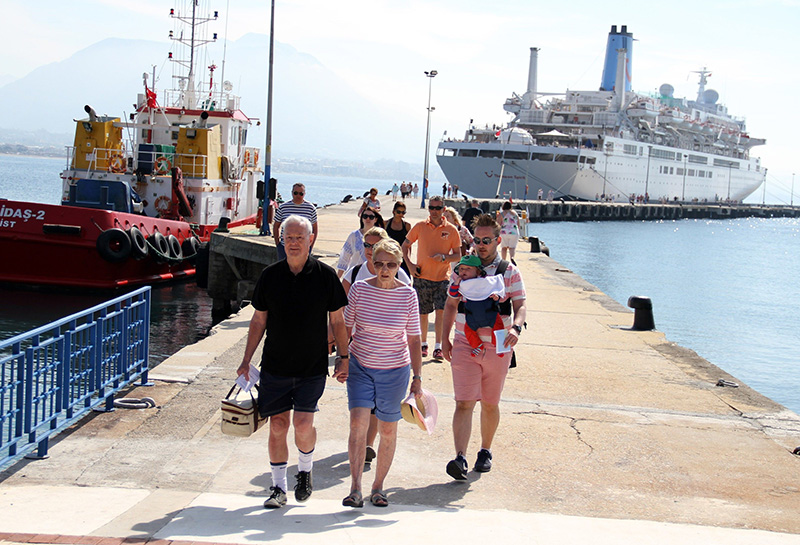 Antalyaya kruvaziyer gemisiyle bin 254 ngiliz turist geldi
