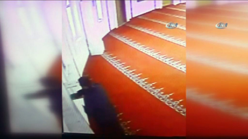 Camideki sadaka kutusu h�rs�zl��� kamerada