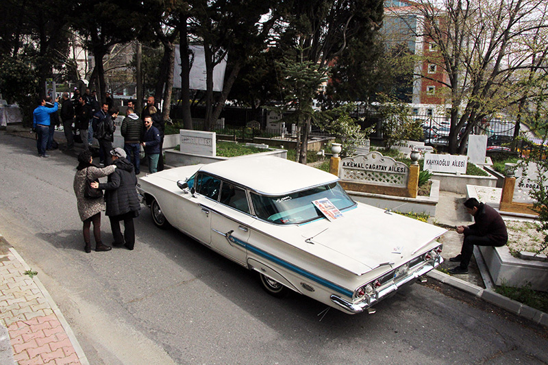 Sadri Al���k mezar� ba��nda klasik otomobilleriyle an�ld�