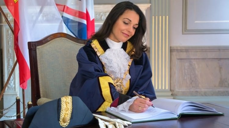 Cebelitar�k'�n yeni valisi tart��malara dahil oldu