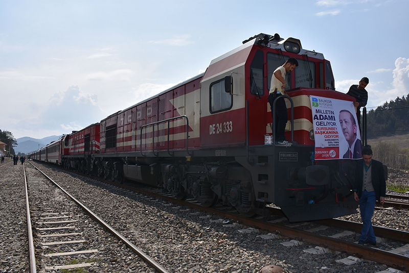 Cumhurba�kan� sevdal�lar� mitinge �zel trenle geldi