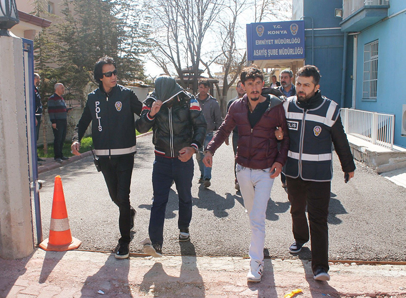 �ald�klar� elbiselerle k�yafet d�kkan� a�t�lar