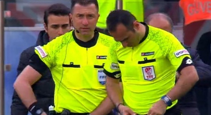 Sakatlanan H�seyin G��ek 4. hakem Murat �zcan'la yer de�i�tirdi