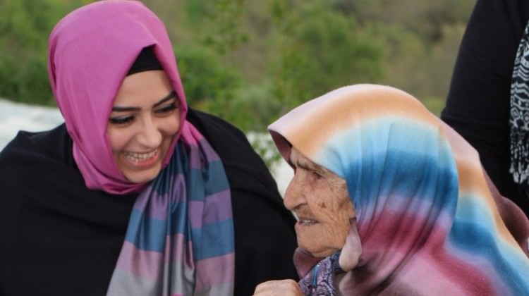 Ak Parti�nin en gen� milletvekili Sena Nur �elik: Manavgat dirili�e ve y�kseli�e �Evet' dedi