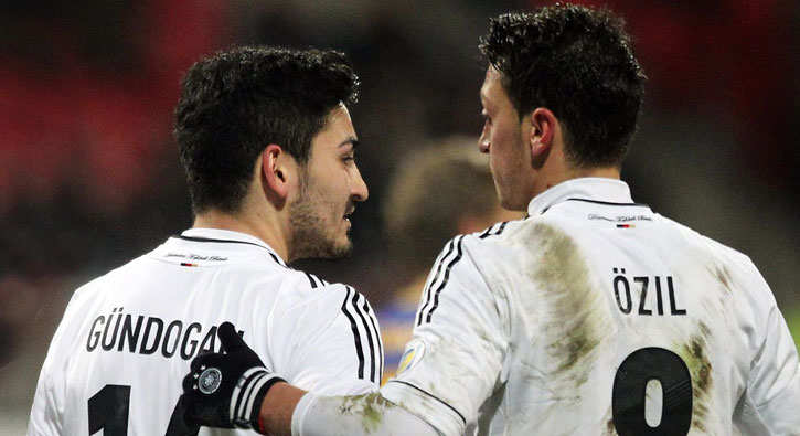 Mesut da dayanamad� Almanya'daki ayr�mc�l��a isyan etti