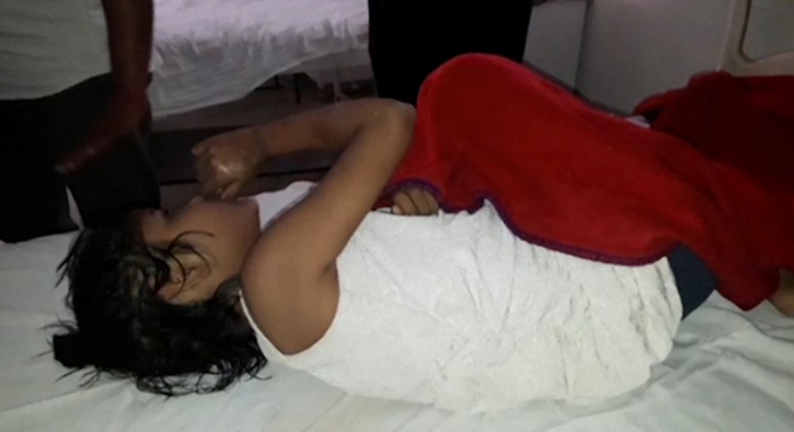 Ailesinin ormana terketti�i engelli �ocu�u maymunlar b�y�tm��