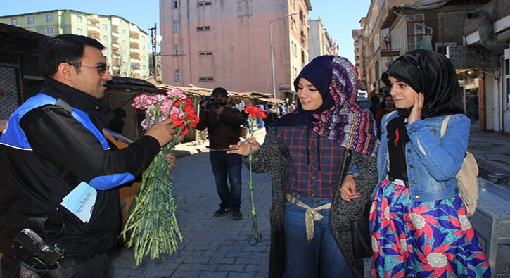 Polisler Hakkari'de vatanda�a karanfil da��tt�