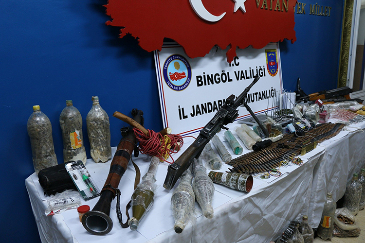 Bingl'de terr rgt PKK'ya ait el yapm patlayc, silah, mhimmat ve yaam malzemesi ele geirildi