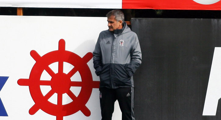 enol Gne, Quaresma sakatlannca sol akta Adriano'yu denedi