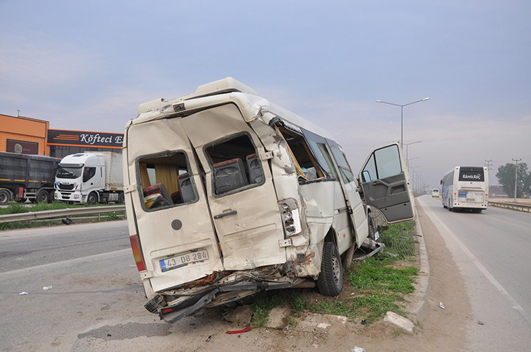 ���i servisine TIR �arpt�: 15 yaral�