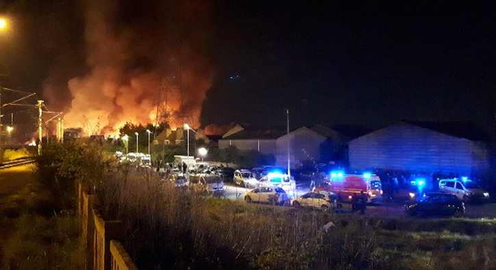 Fransa'da gardiyanlar�n eylemi yay�l�yor