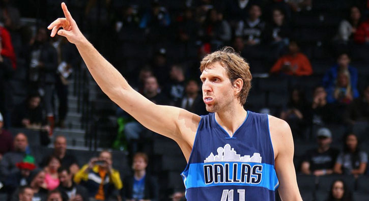 Dirk Nowitzki kariyerine devam edecek