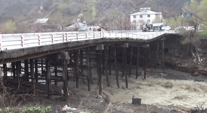 Bing�l'de ya�anan sel �ehirde maddi hasara neden oldu