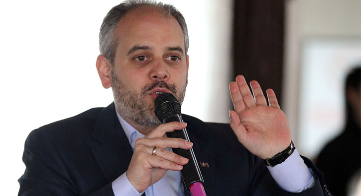 Bakan K�l��: K�l��daro�lu, havaliman�ndan ��karken tanklar �ekildi