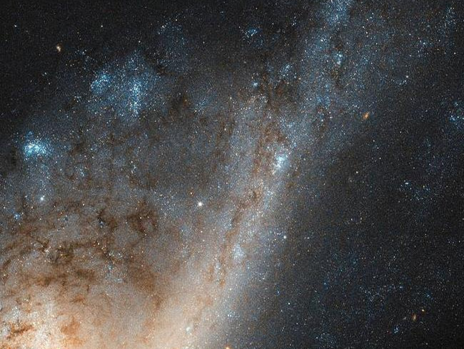 Hubble Baak Takmyldz'nda 'yldz yamuru galaksisi' kefetti